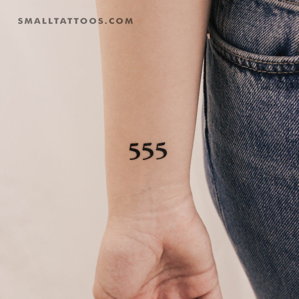 Tatuaje temporal del número angelical 555