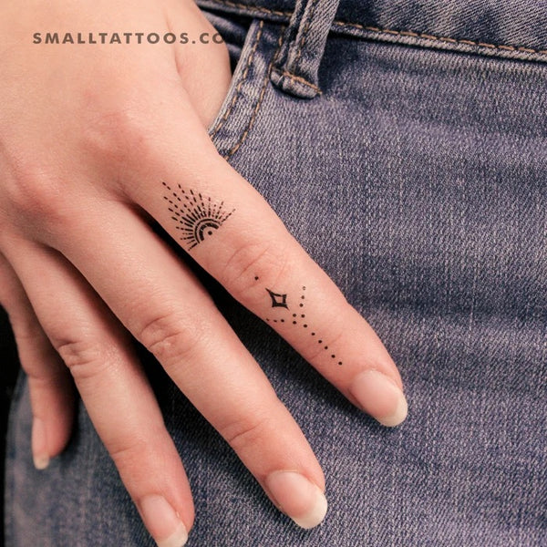 Hailey Biebers Tattoos: Dotted finger tattoo