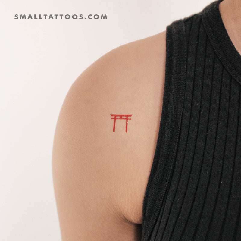 Torii gate tattoo on man's upper arm Stock Photo - Alamy