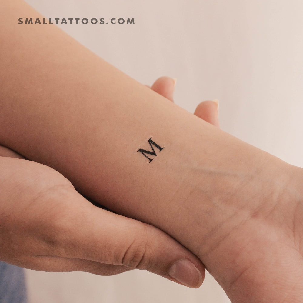 Tatuaje temporal de la letra M mayúscula con serifa (juego de 3)