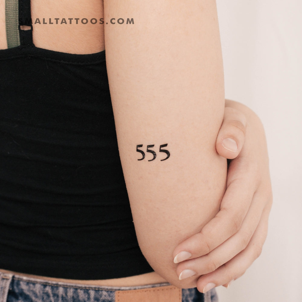 Tatuaje temporal del número angelical 555