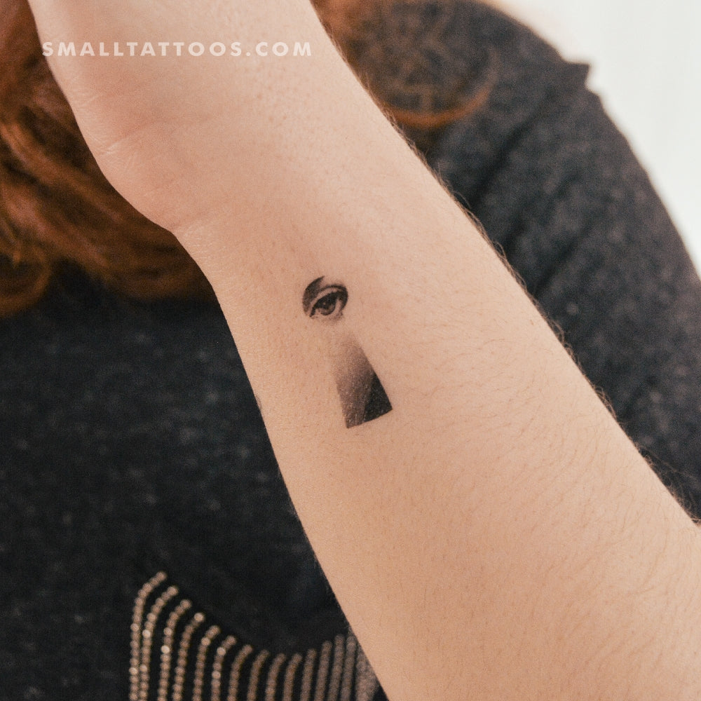 Tatuaje temporal de una chica mirando por el ojo de una cerradura (juego de 3)