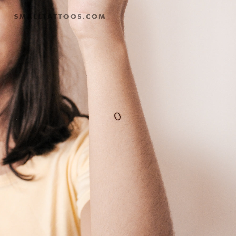 Tatuaje temporal del número 0