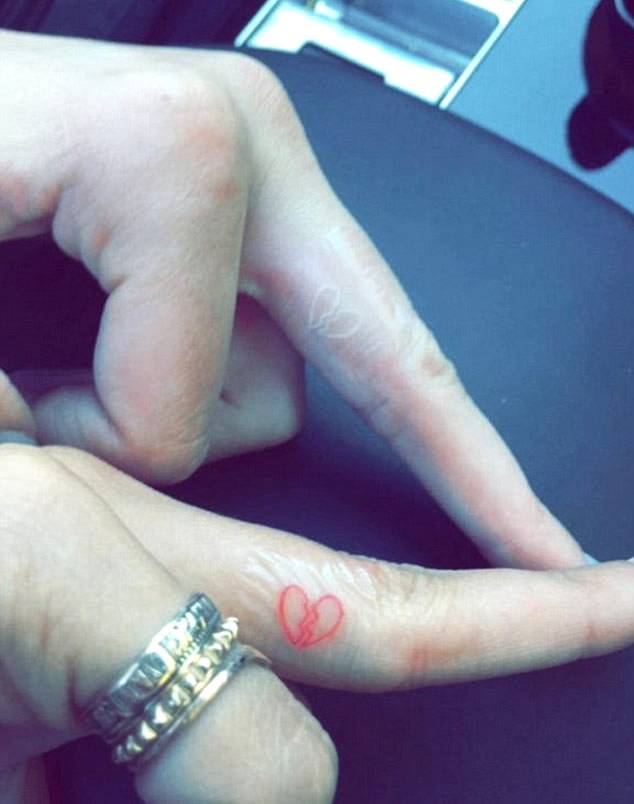Tatuaje temporal pequeño de corazón roto rojo (juego de 3)